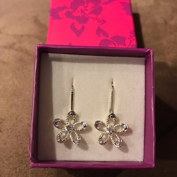 Jewelry - 🌺NEW!! IN BOX! FLOWER EARRINGS🌸